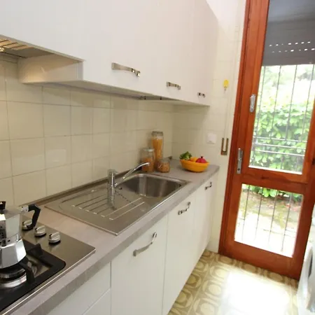 Bright House With Garden Near To The - Beahost *