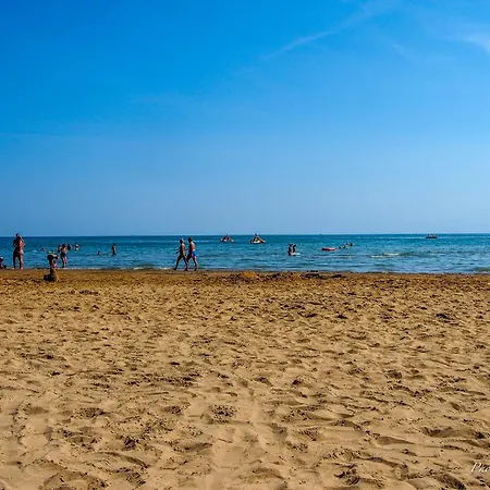 Bright House With Garden Near To The - Beahost * Μπιμπιόνε