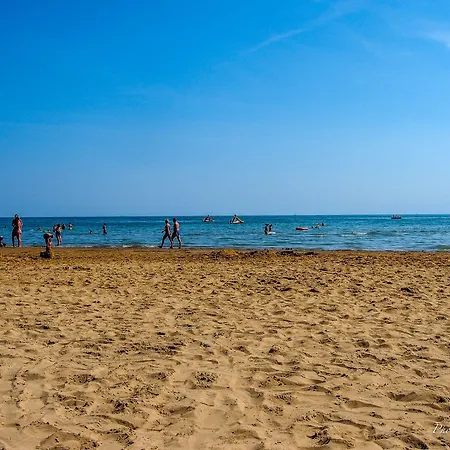 Bright House With Garden Near To The - Beahost Apartment